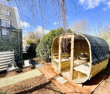Moderne Fasssauna im Garten Haifischsieben