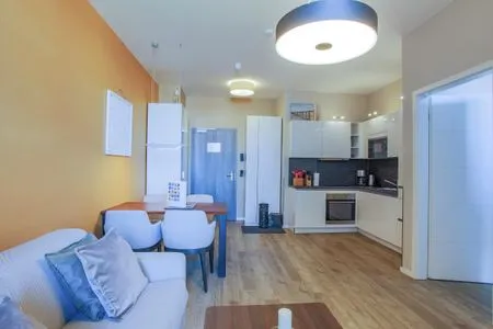 Ferienwohnung First Garden View Wustrow – Offener Wohn-, Ess- und Kochbereich mit moderner Ausstattung  First Garden View