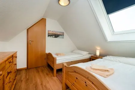 Schlafzimmer mit zwei Einzelbetten Ferienpark Freesenbruch Wohnung 2.4 - Familientraum