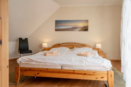 Schlafzimmer mit Doppelbett Ferienpark Freesenbruch Wohnung 2.4 - Familientraum