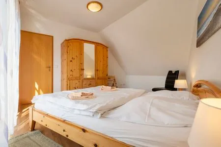 Schlafzimmer mit Doppelbett Ferienpark Freesenbruch Wohnung 2.4 - Familientraum