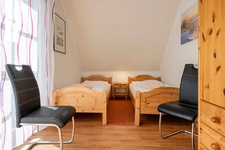 Schlafzimmer mit zwei Einzelbetten Ferienpark Freesenbruch Wohnung 2.4 - Familientraum