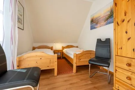 Schlafzimmer mit zwei Einzelbetten Ferienpark Freesenbruch Wohnung 2.4 - Familientraum