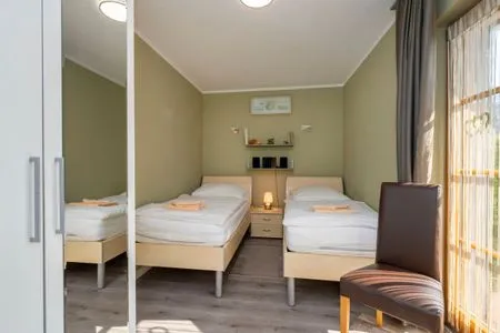 Schlafzimmer mit zwei Einzelbetten Ferienpark Freesenbruch Wohnung 4.3 - Inseltreff