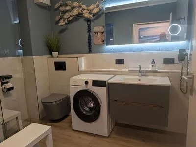 Badezimmer mit WC, Waschbecken und Waschmaschine Parkresidenz am Hafen Wohnung HF 11 - "MeerZeit"
