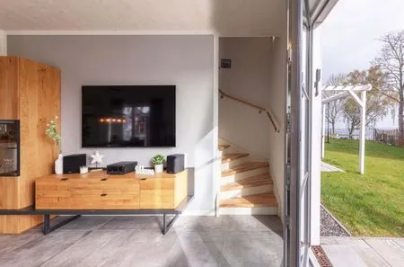 Ferienhaus Ostseetraum Fuhlendorf - Wohnbereich mit Blick ins Grüne  Ostseetraum