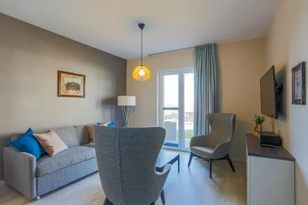 ChatGPT:  Ferienapartment Ostseestuv Wustrow – Stilvoller Wohnbereich mit gemütlicher Sitzecke und Zugang zur Terrasse  Ostseestuv