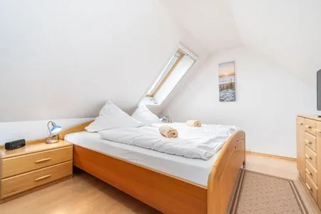 Schlafzimmer mit Doppelbett Ferienpark Freesenbruch Wohnung 3.4 - Zum Zeesenboot