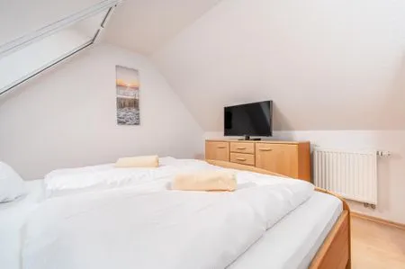 Schlafzimmer mit Doppelbett Ferienpark Freesenbruch Wohnung 3.4 - Zum Zeesenboot