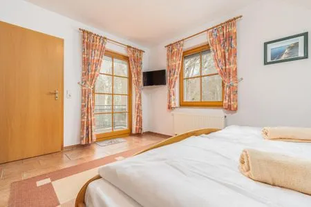 Schlafzimmer mit Doppelbett Ferienpark Freesenbruch Wohnung 3.4 - Zum Zeesenboot