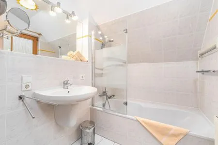 Bad mit Badewanne Ferienpark Freesenbruch Wohnung 3.4 - Zum Zeesenboot