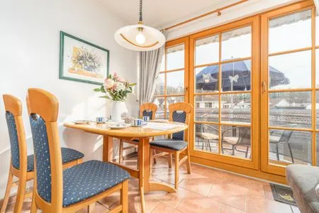 Esstisch Ferienpark Freesenbruch Wohnung 3.4 - Zum Zeesenboot