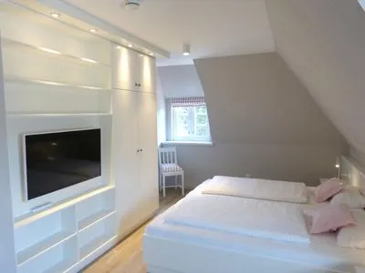 Schlafzimmer 2 im Ferienhaus Steuerbord in Süddorf auf Amrum Haus *Strandweg 8* Friesenhaushälfte *Steuerbord*