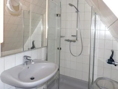 Badezimmer im Ferienhaus Steuerbord in Süddorf auf Amrum Haus *Strandweg 8* Friesenhaushälfte *Steuerbord*
