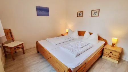 Schlafzimmer Ferienwohnung "Achtern Diek 2" 1. Reihe an der Ostseeküste