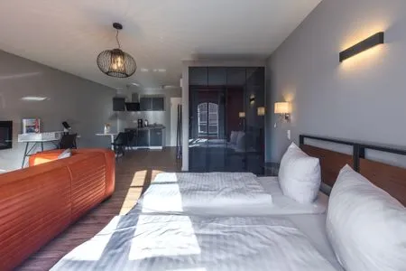 Ferienwohnung Müritznest Klink - modernes Bett mit Wandlampen  Müritznest