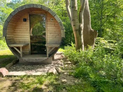 Fass-Sauna am Waldrand Reetdachkate Fuchsgraben