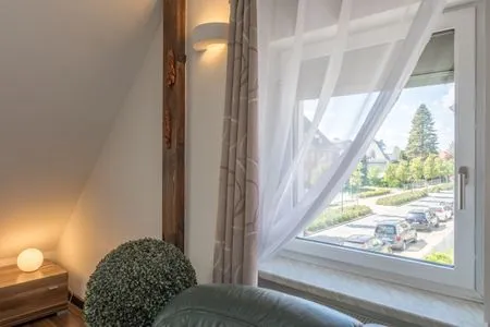 Ferienwohnung Seeperle Wohnzimmer Ausblick durch das Fenster ins Wohngebiet  Seeperle