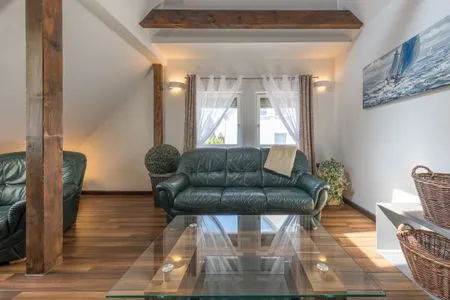 Ferienwohnung Seeperle Wohnzimmer mit grünem Sofa  Seeperle