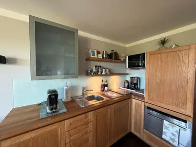 Küche offen zum Wohnbereich Ferienwohnung Brandenburgerstr. 11 - Dühne16 mit kleinem Meerblick