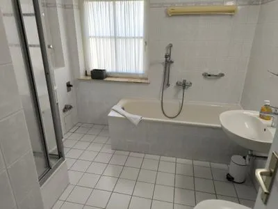 Badezimmer helle, ruhige Ferienwohnung mit schöner Aussicht, strandnah