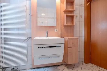 Badezimmer mit Spiegel und Waschbecken Hoppenberg 7 EG links