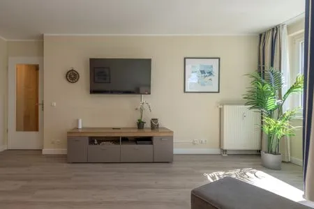 Ferienwohnung Godewind Aparthotel Zingst - Blick auf den Tv im Wohnzimmer  Godewind