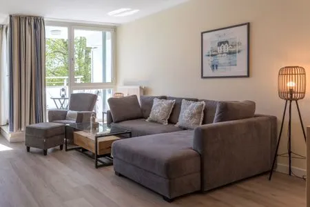 Ferienwohnung Godewind Aparthotel Zingst - gemütliche Couch im Wohnzimmer  Godewind