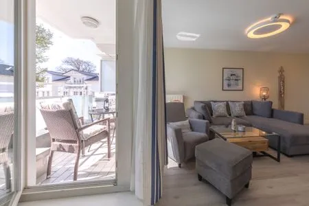 Ferienwohnung Godewind Aparthotel Zingst - direkter Zugang zum Balkon vom Wohnzimmer aus  Godewind