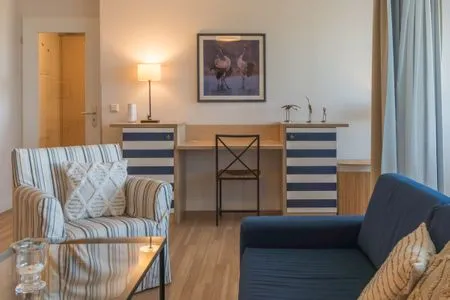 Ferienwohnung Kranichtanz Aparthotel Zingst - Blick auf den Arbeitsplatz im Wohnzimmer  Kranichtanz