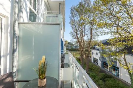 Ferienwohnung Krosse Krabbe Zingst - Ausblick vom Balkon ins Grüne mit Sitzmöglichkeiten  Krosse Krabbe