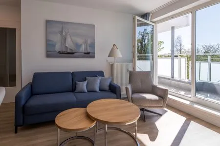 Ferienwohnung Kleine Freiheit Zingst - Blick auf die Couch im Wohnzimmer  Kleine Freiheit