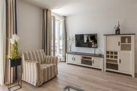 Ferienwohnung Sturmmöwe Blick auf den Tv im Wohnzimmer  Sturmmöwe