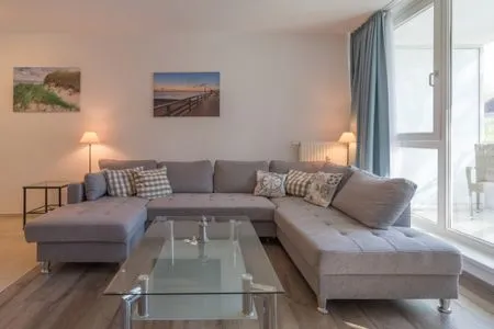 Ferienwohnung Leuchtturm Blick auf die gemütliche Couch im Wohnzimmer  Leuchtturm