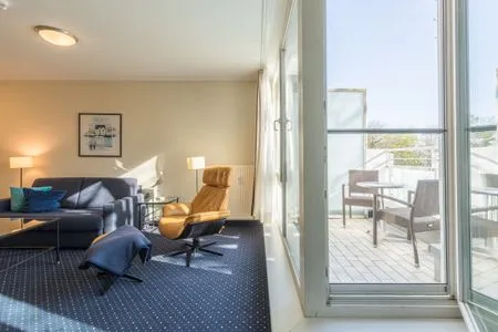 Ferienwohnung An de See Wohnzimmer mit Zugang zum Balkon  An de See