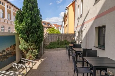 Ferienwohnung Hafendomicil Citymarina Waren (Müritz) -  Hofansicht mit Sitzgelgenheit  Hafendomicil Citymarina