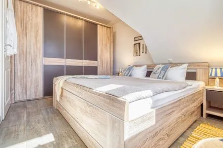 Schlafzimmer mit Doppelbett und Kleiderschrank Kavelweg 9 Kavelweg 9 Whg 3 - Kavelkoje