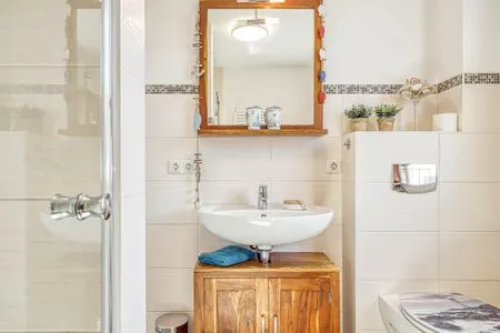 Badezimmer mit Spiegel, Waschbecken und WC Kavelweg 9 Kavelweg 9 Whg 3 - Kavelkoje