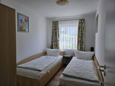 Schlafzimmer mit zwei Einzelbetten Residenz am Strand Wohnung 4-56