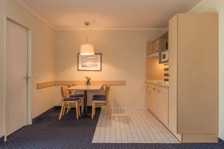 Ferienwohnung Grasnelke in Zingst Küchenzeile mit Esstisch  Grasnelke