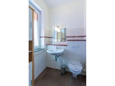 Badezimmer mit Dusche, WC und Waschbecken  Wuschels Hütt