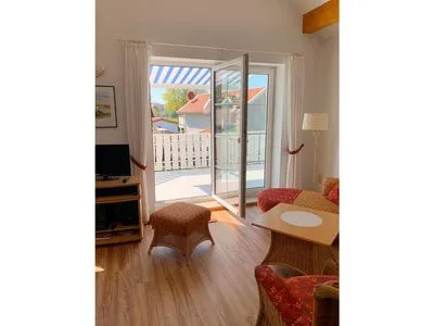 Blick in den Wohnbereich und auf den Balkon  Wohnung Giesen