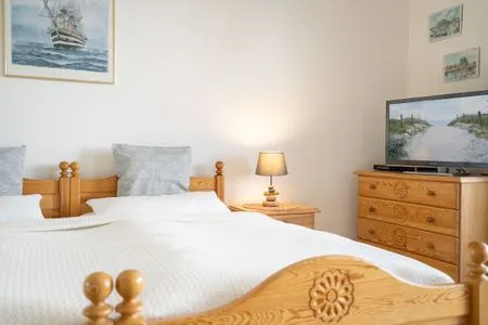 Schlafzimmer (STR90a) Ferienwohnung "Haus Diana 1" F***