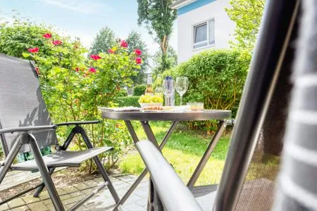 Terrasse mit Tisch und Bestuhlung Residenz am Strand Backfisch - Wohnung 5-66