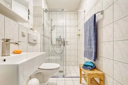 Badezimmer mit ebenerdiger Dusche Residenz am Strand Backfisch - Wohnung 5-66