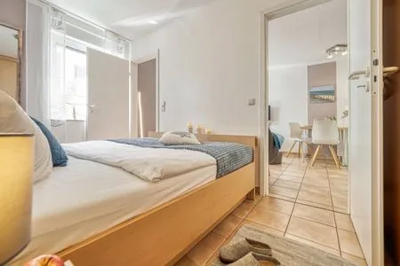 Schlafzimmer mit Blick zum Wohnzimmer Residenz am Strand Backfisch - Wohnung 5-66