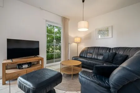 Ferienhaus Zander Fuenfseen Wohnzimmer mit Terrassen Zugang  Zander