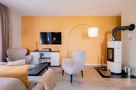 Ferienwohnung Seesinn Wustrow offener Wohnbereich mit Kamin  Seesinn