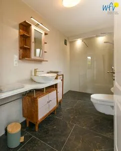 Badezimmer Haus Christine Ferienwohnung Düünstuuv