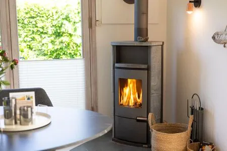 Gemütlicher Ofen im Wohnzimmer VITA Sonnholm